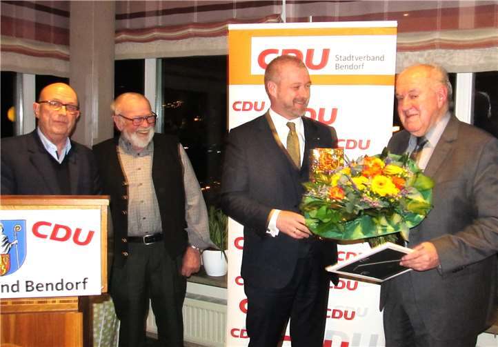 Seit Jahrzehnten engagiert sich Bernhard Wiemer (r.) in CDU und Kommunalpolitik. Dafür ernannten ihn die Bendorfer Christdemokraten jetzt zu ihrem Ehrenvorsitzenden. PS