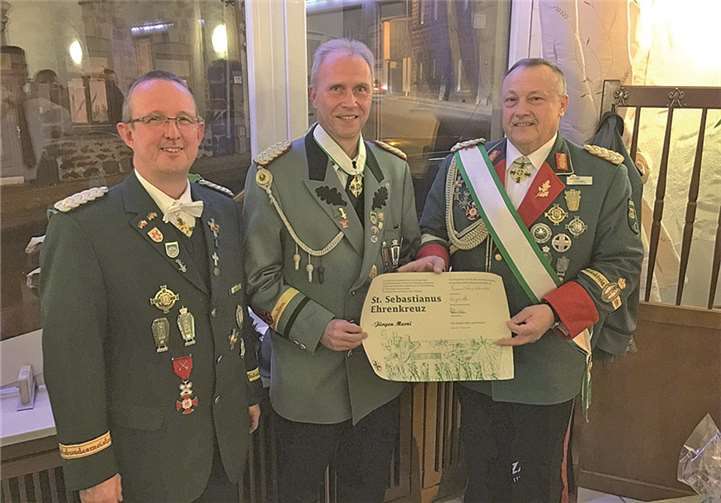 Seit Jahrzehnten engagiert sich Jürgen Marzi (M.) für das Schützenwesen. Für seine Verdienste zeichneten ihn Bezirksbundesmeister Achim Berens (l.) und Diözesanbundesmeister Hubert Mohr mit dem St. Seb. Ehrenkreuz aus.