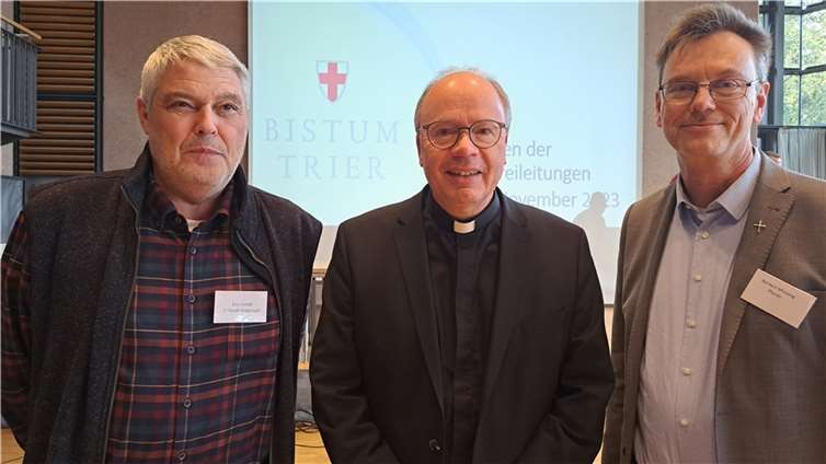 Seit Jahrzehnten miteinander im Dienst der Seelsorge engagiert: Eric Condé, Dekan des Pastoralen Raumes Andernach (zu dem auch die Pfarreiengemeinschaft Kruft-Nickenich gehört), Bischof Dr. Stephan Ackermann und Pfarrer Norbert Missong von der Pfarreiengemeinschaft Kruft-Nickenich. Foto: Weihbischof Franz-Josef Gebert