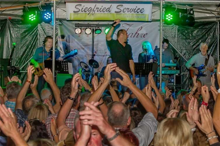 Seit Jahrzehnten rocken die Mitglieder von „Siegfried Service“ die Bühnen im Ahrkreis. Am 16. April sind sie in Dernau zu hören. privat
