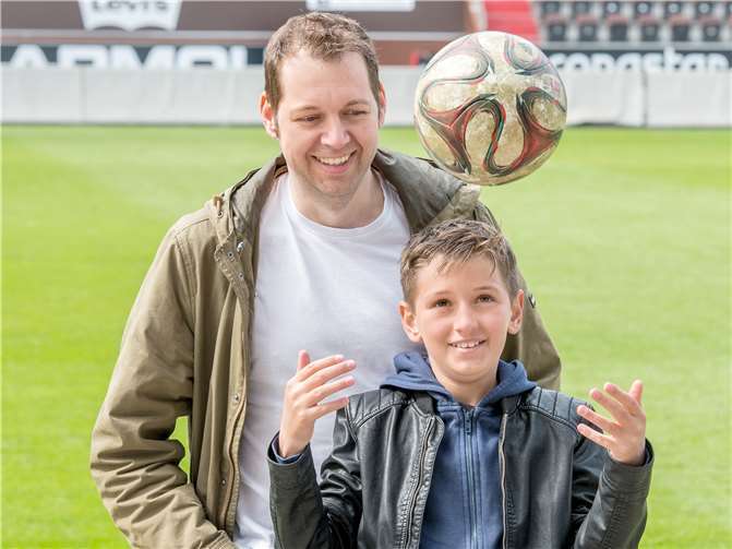 Seit Jason sieben Jahre alt ist, ist er auf der Suche nach einem Lieblingsfußballverein. Gemeinsam mit seinem Vater bloggt er darüber auf www.wochenendrebell.de.Foto: Sabrina Nagel, siesah.de
