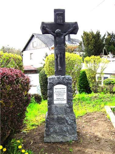 Seit Karfreitag steht es, das Hollewäger Mahn- und Gedenkkreuz der Kulturgemeinschaft Albertinum in der Niedermendiger Pellenzstraße, an dessen Einsegnung über 100 Bürger teilnahmen. Fotos: privat