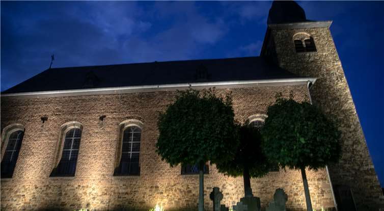Seit Kurzem besitzt die Pfarrkirche Sankt Walburga in Gelsdorf eine energiesparende Außenbeleuchtung, die vom Verwaltungsrat für insgesamt 7500 Euro angeschafft worden war.Foto: JOST