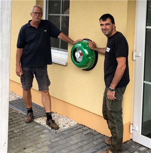 Seit Kurzem hängt am Dorfgemeinschaftshaus in Ohlenhard ein Defibrillator. Foto: privat