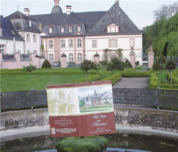 Seit Kurzem ziert auch das Bild der Abtei Rommersdorf Schachteln der exklusiven Pralinen- und Schokoladen-Serie „Süße Grüße aus Neuwied“. Privat