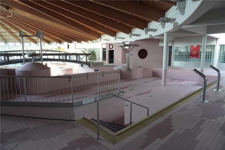 Freizeitbad „Tauris“ steht für 1 Euro zum Verkauf Seit März 2023 ist das Tauris geschlossen.