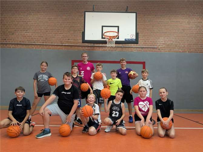 Seit Mai 2024 trainieren die Pecher „BasKids“, die einzige Kinder-Basketballmannschaft der Gemeinde, montags um 18 Uhr in der Pecher Sporthalle. Foto: privat