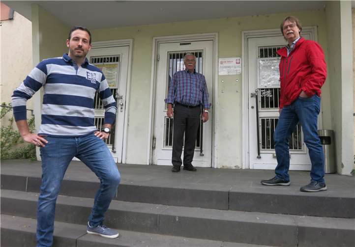 Seit Mitte März muss die Ausgabestelle der Andernacher Tafel aufgrund der Corona-Pandemie geschlossen bleiben. Dennoch geht die Arbeit hinter verschlossenen Türen weiter. Denn die Tafel hat einen Bringdienst eingerichtet, der nun die Lebensmittel ausfährt, die vorher in der Ausgabestelle sortiert und vorbereitet worden sind. Dies unterstützt die FWG, hier vertreten durch (v.l.) Christian Greiner, Winfried Günther und Benno Bach mit einer Spende i.H.v. 300 Euro.Foto: FWG / Schäfer