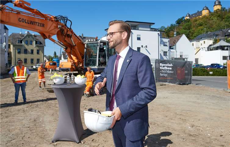 „Seit Monaten wird hier gewerkelt und man sieht nichts davon. Jetzt geht es endlich richtig los“, freute sich BürgermeisterUlrich Richter-Hopprich beim Anbaggern, das wie einSpatenstich einen Meilenstein im Bauprojekt markiert.