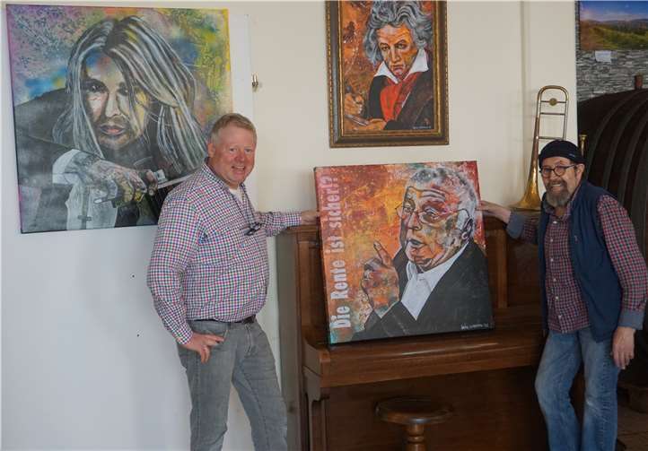 „Charakterköpfe“ Seit Montag sind die Kunstwerke im Stadtweingut zu sehen, Alfred Emmerich (li.) und Christoph Kossmann-Hohls (re.) brachten diese an. Foto: Andreas Kossmann