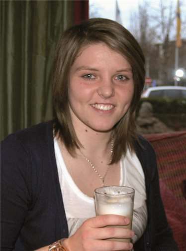 Seit November 2004 präsentiert Ihnen unser Mitarbeiter Gregor Schürer in regelmäßigen Abständen unter dem Titel „Anpfiff im Café“ die Bundesliga-Fußballerinnen des SC 07 Bad Neuenahr. Seit der Winterpause hat der neu gegründete Sportclub 2013 den kompletten Sportbetrieb übernommen. Wir wollen den Neuaufbau begleiten und unseren Leserinnen und Lesern das junge Team vorstellen und näher bringen. Heute stellen wir mit Elena Bläser eine Torfrau vor, die erst zu ihrem Glück zwischen den Pfosten gezwungen werden musste. SCHÜ