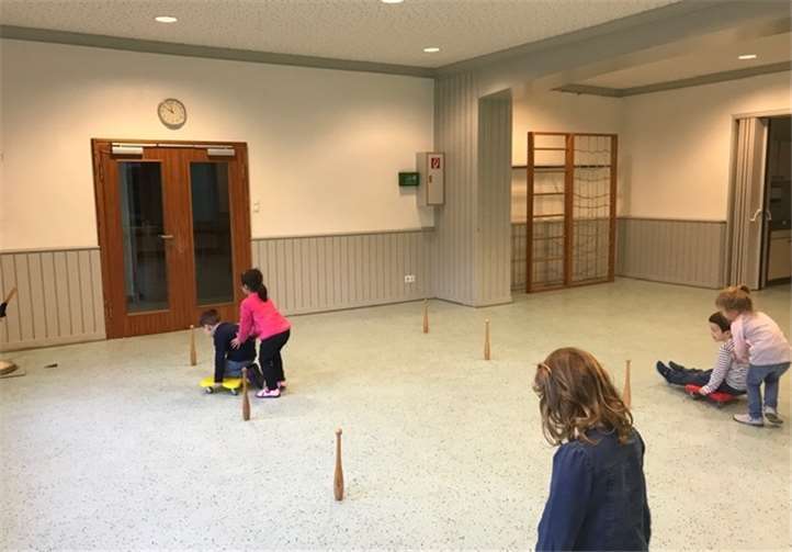 Seit November turnen die Kinder wöchentlich im Kindergarten. Privat