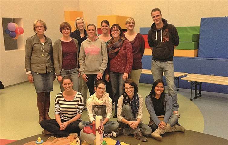 Seit Oktober in neu gewählter Runde: Die Leiterin der Kindertagesstätte St. Nikolaus Ingrid Butter mit den Elternausschuss-Mitgliedern Dagmar Nolde, Franca Friehe, Jennifer Bell, Cordula Bläser (Vorsitzende), Bettina Hauptmann, Mandy Müller, Gernot Korn (v.l., stehend), Kathrin Köhl, Daniela Kneip, Sabine Stallknecht, Jil Korn (v.l., sitzend). Auf dem Foto fehlen: Aletta Elzer, Elena Moor, Andrea Pistor (nachgerückt für Gernot Korn), Julia Weinecke. privat
