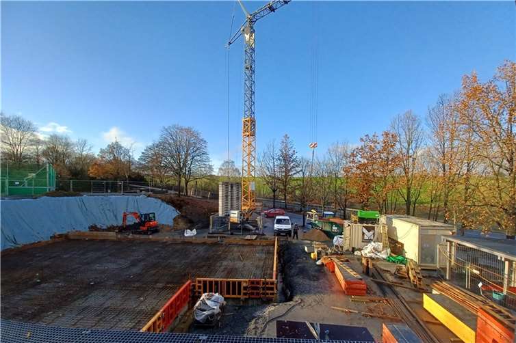 Seit September wird an der Heinrich-Roth-Realschule plus in Montabaur gebaut. Ein neuer Anbau mit sieben neuen Klassenräumen entsteht. Das Gesamtprojekt, zu dem noch zahlreiche kleinere Maßnahmen gehören, hat ein Volumen von voraussichtlich 5,67 Mio. Euro.  Foto: VG Montabaur / Christina Weiß