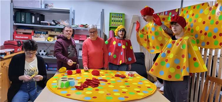 Seit Wochen wird also geplant und gebastelt und in Freundschaft zu den Gelb-Roten wurden auch die Kostüme entsprechend gestaltet. Quelle: Herz-Jesu-Haus Kühr