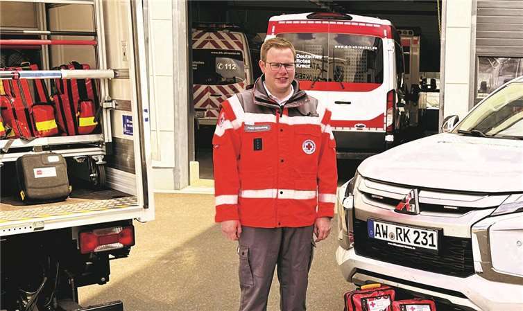 Heimatheld: Peter Hasenberg ist seit acht Jahren im Einsatz Seit acht Jahren engagiert sich Peter Hasenberg ehrenamtlich beim Deutschen Roten Kreuz. Auch wenn die Sanitätsdienste bei Großveranstaltungen mitunter anstrengend sind, mag er gerade diese wegen der gelebten Gemeinschaft sehrFoto: Jeannette Zimmermann / DRK-Kreisverband Ahrweiler e.V.)