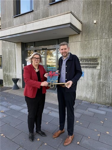 Seit dem 01. November 2025 ist der neue Swisttaler Bürgermeister Tobias Leuning im Amt und nimmt künftig die Aufgaben des „ersten Bürgers der Gemeinde“ wahr. Zu Dienstbeginn am Montagmorgen, dem 03. November 2025, übergab ihm Petra Kalkbrenner, Bürgermeisterin a.D., symbolisch den „Schlüssel zum Rathaus“. Foto: Gemeinde Swisttal