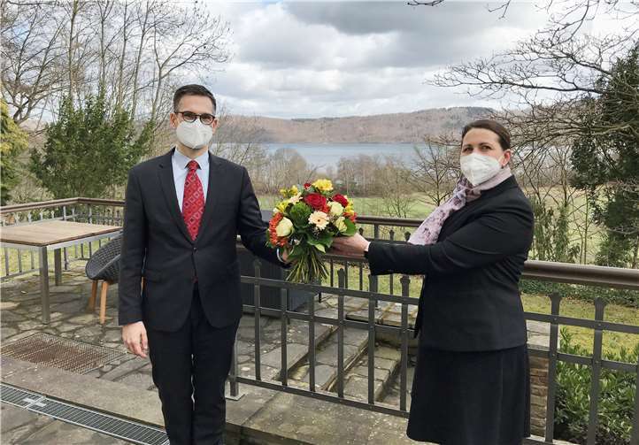 Seit dem 1. März 2021 steht das traditionsreiche 4-Sterne Seehotel unter neuer Führung. Kerstin Wingold ist neue Direktorin des über 155 Jahre be-stehenden Haus am Laacher See.Quelle: Benediktinerabtei Maria Laach