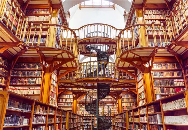 Seit dem 15. Jahrhundert beeindruckt die Bibliothek der Benediktinerabtei Maria Laach durch Umfang und Architektur. Foto: Marco Rothbrust