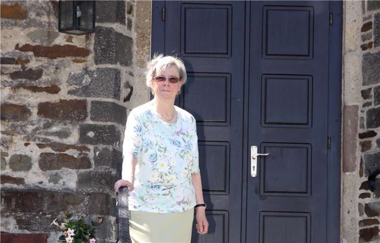 Seit dem Neubau der Kirche vor 120 Jahren liegt der Küsterdienst in den Händen der Familie Schmitz, aktuell in denen von Hildegard Schmitz.