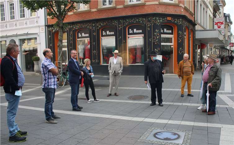 Seit dem Rheinland-Pfalz-Tag drückt ein „Engel der Kulturen“ an der Kreuzung Engerser und Mittelstraße Hoffnung auf Frieden aus. Mit Schirm Rudi Körner, der Ideen zu einigen Wegeprojekten in Neuwied lieferte, sozusagen als Biene Dietrich Krumscheid, „in Zeiten von Corona“ mit MNS Paul Peter Baum, FDP-Tourismusexperte Hans-Joachim Schultz aus Winninger an der Mosel, Lana Horstmann, Sven Lefkowitz, Dr. Elias Al-Ghabra, Wilhelm Döbbeler, Matthias-Pilgern-Experte. Foto: Elke Döbbeler