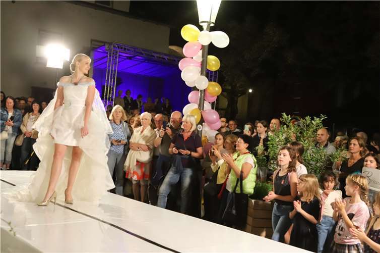 Ein Glanzpunkt in der Welt der Hochzeiten Seit dem Tag der Eröffnung im Jahr 2003 hat Brautmoden Rosa Walder zahllosen Bräuten geholfen, ihren Traum von der perfekten Hochzeit wahr werden zu lassen. Foto: WAMFO.DE