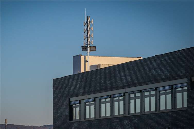 Seit dem bundesweiten Warntag im Dezember 2022 sind weitere 16 neue Hochleistungssirenen samt Lautsprechern in Koblenz, wie hier auf der sich im Bau befindlichen Feuerwache 3 in Bubenheim, dazugekommen. Damit werden beim Koblenzer Warntag am 9. März unter anderem 42 Sirenen zum Einsatz kommen Foto: Stadt Koblenz/Andreas Egenolf