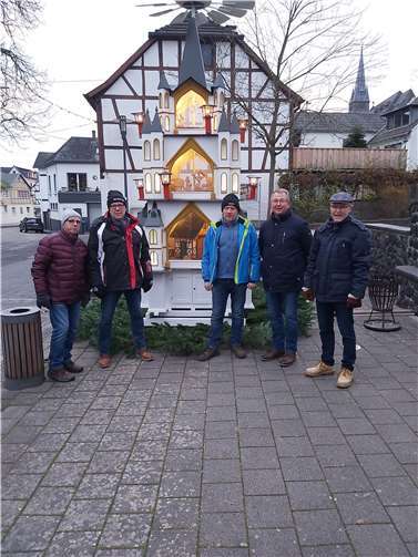 Seit dem ersten Advent erstrahlt die Pyramide wieder am Franz-Josef-Honnef-Platz in Leubsdorf.  Foto: privat
