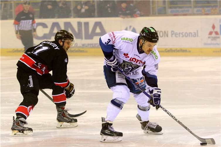 Seit dem letzten Spiel gegen Duisburg in der Bärenhöhle sind sechs Jahre vergangen. Stephan Fröhlich (rechts) stand schon damals auf dem Eis. Foto: EHC