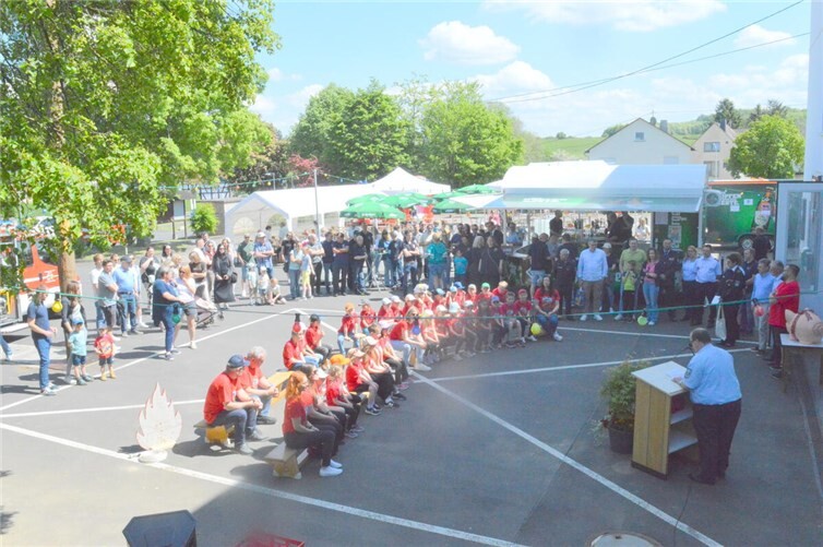 Seit dem vergangenen Sommer gehören die 20 Mädchen und Jungen zur großen „Blaulicht-Familie“ in Görgeshausen. Sie sind mit Feuereifer bei der Sache. Zur offiziellen Gründung waren zudem zahlreiche Ehrengäste gekommen. 