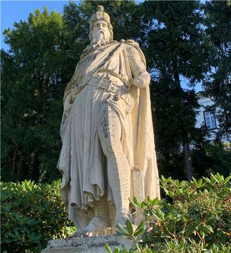 Seit dem vergangenen Wochenende fehlt der Arm der Barbarossa-Statue. Foto: ROB