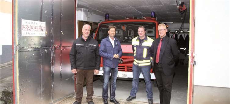 Seit den 1960er Jahren ist die FFW Oberzissen in dieser Garage untergebracht (v.l.): Manfred Basche, Detlef Odenkirchen, Michael Preller und Eugen Schmitt bei der Besichtigung.privat