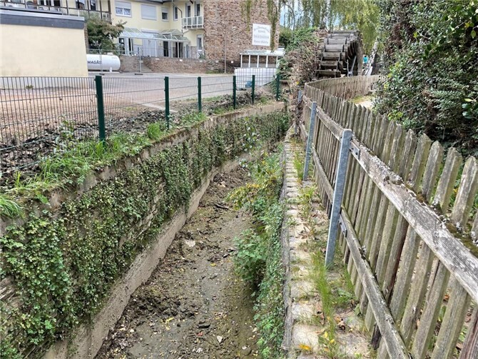 Seit der Flutkatastrophe im Ahrtal liegt der Mühlenteich in Ahrweiler trocken.  Foto: ROB
