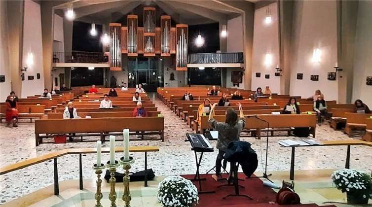 Seit der Sommerpause probte der Chor mit Abstand in der Saffiger Kirche. Foto: privat