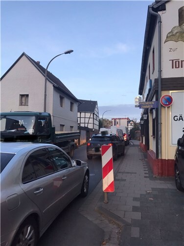 Seit der Sperrung der BAB 61 über das Meckenheimer Kreuz ist die Ortsdurchfahrt Wormersdorf von Durchgangsverkehr besonders stark belastet.Foto: privat