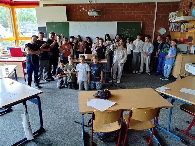 Kölner Rapper in Bad Neuenahr zu Gast Seit drei Jahren arbeitet Grizzel praktisch mit Kindern und Jugendlichen, einzeln oder in Gruppen, in Workshops und an Schulen.