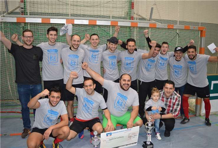 Seit drei Jahren heißt der Sieger beim Turnier der Alten Herren in der Philipp Heift Halle regelmäßig SG 2000 Mülheim-Kärlich. So auch in diesem Jahr, wo die Gastgeber den Titelhattrick vollendeten.TH