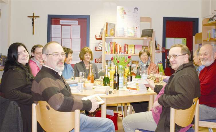 Seit drei Jahren treffen sich interessierte Leser regelmäßig zum Austausch in der Fritzdorfer Bücherei. privat