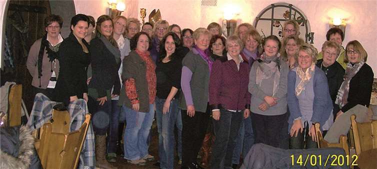 Seit drei Jahren trifft sich der Stammtisch der ehemaligen Bachemer Weinmajestäten - die Vorfreude auf den Geburtstag ist bei den Damen natürlich groß. privat