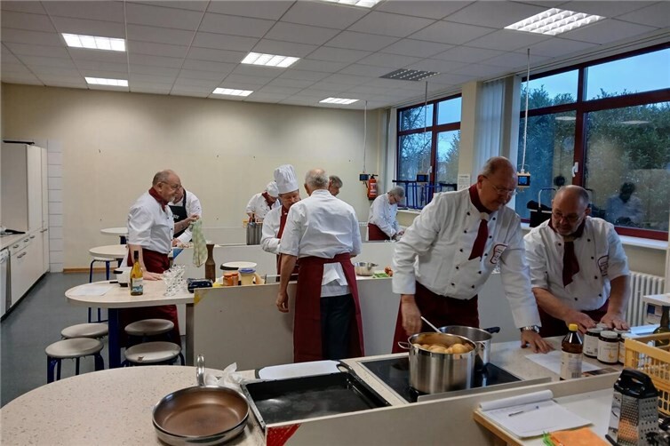 Seit drei Jahrzehnten sind in diesem Kochkurs Männer aktiv an Töpfen und Pfannen.