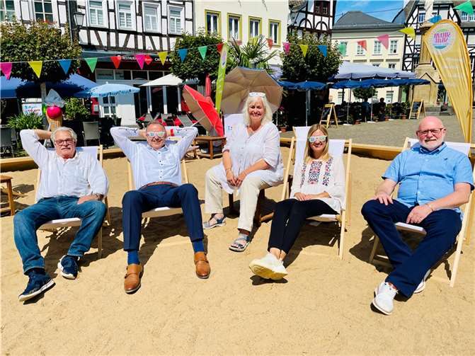 Seit ein paar Wochen steht der neue Stadtstrand inmitten der Linzer Altstadt und ist zu einem Treffpunkt für Jung und Alt geworden. Quelle: Tourist-Information Linz am Rhein