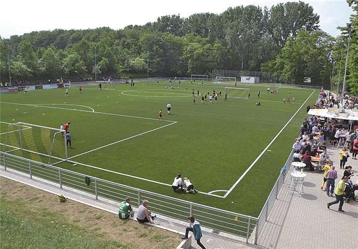 Seit einem Jahr ein Schmuckstück: Der Kunstrasenplatz des TuS Odendorf.