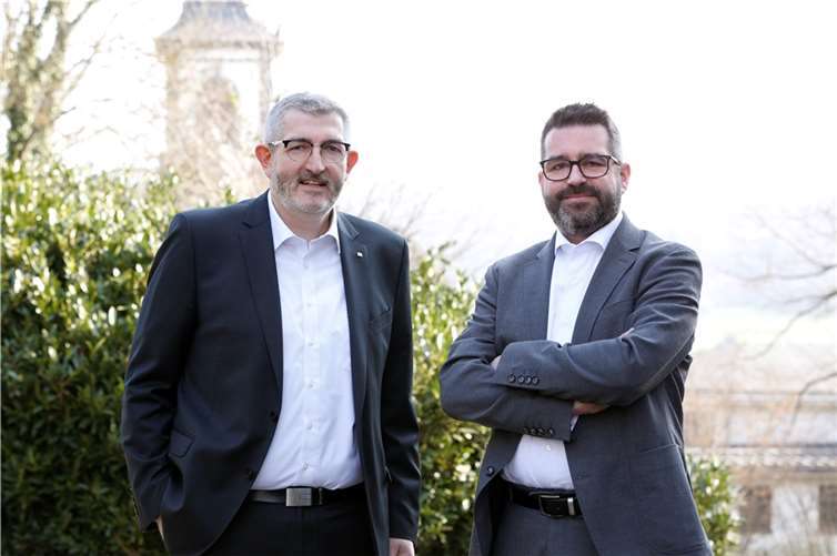 Seit einem Jahr tragen Frank Mertes (l.) und Jérôme Korn-Fourcade als Regionalleiter der Barmherzigen Brüder Trier-Gruppe (BBT-Gruppe) gemeinsam die Verantwortung für die Vernetzung und Steuerung aller BBT-Einrichtungen im Gebiet Westerwald, Rhein, Mosel und Eifel mit über 3.500 Mitarbeiterinnen und Mitarbeitern. Foto: Barmherzige Brüder Trier gGmbH