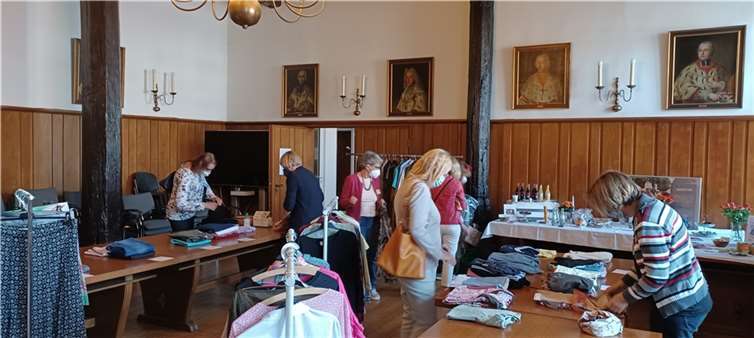 Seit einigen Jahren lädt der Verein Eine-Welt Linz zusammen mit dem Weltladen in jedem Frühjahr zu einer kostenfreien Kleidertauschbörse in den Ratssaal des historischen Rathauses der Stadt Linz ein. Auch für das kommende Frühjahr ist wieder eine Kleidertauschbörse vorgesehen.  Foto: Weltladen Linz