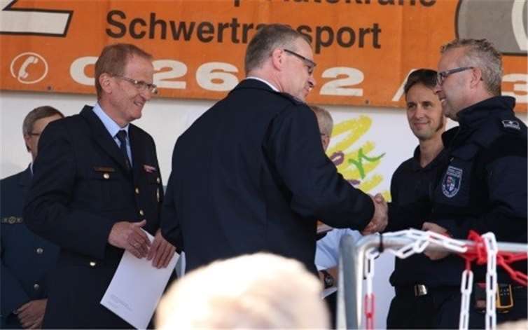 Seit einigen Jahren sind Jörg Schrömges und Torben Stövermit Ihrem Konzept der Brandschutzerziehung in ganzDeutschland unterwegs und stellen ihre Arbeitund die Feuerwehr Pellenz vor.