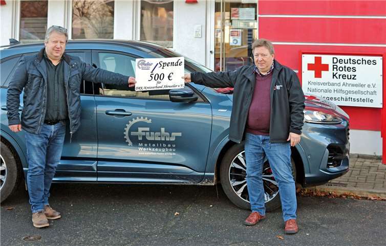 Seit einigen Jahren spendet die Firma Metall- und Werkzeugbau Fuchs GmbH in Löhndorf zu Weihnachten einen Betrag für gemeinnützige Zwecke in der Region. Werkzeugmachermeister Norbert Fuchs (li.) überreicht DRK-Kreisgeschäftsführer Frank Trömel die Weihnachtsspende 2020 in Höhe von 500 Euro. Foto: Thorsten Trütgen