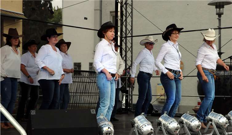 Seit einigen Jahren wird in Höhr-Grenzhausen begeistert Line Dance getanzt - jetzt können auch Neulinge einsteigen. Foto: JUZ Zweite Heimat