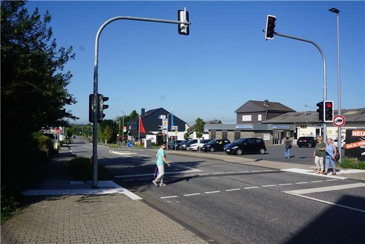 Seit einigen Wochen findet sich eine Fußgängerampel in der Ortsmitte von Anhausen.  Foto: Peter Schwarz