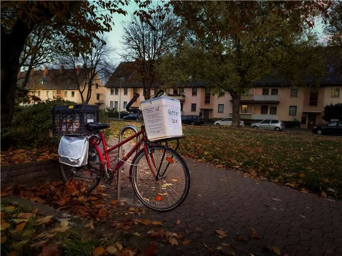 Seit einigen Wochen ist ein Fahrrad mit Tauschboxen für Lebensmittel, kurz Retterboxen, dank der Stadt Andernach an seinem finalen Standort, dem Breslauer Platz, angekommen. Foto: privat