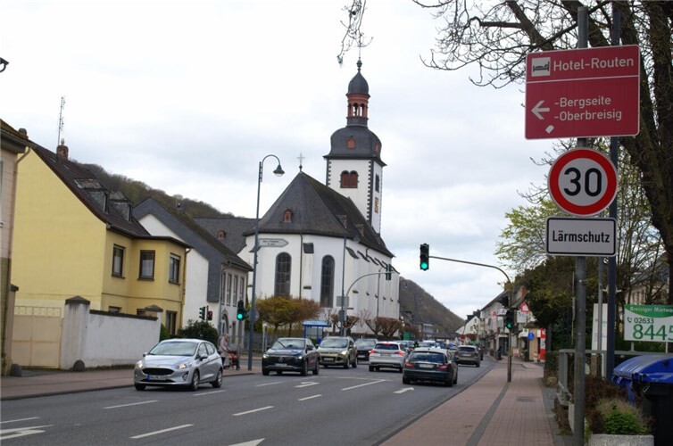 Seit einiger Zeit herrscht in Bad Breisig auf der B9 Tempo 30.  Foto: AKS